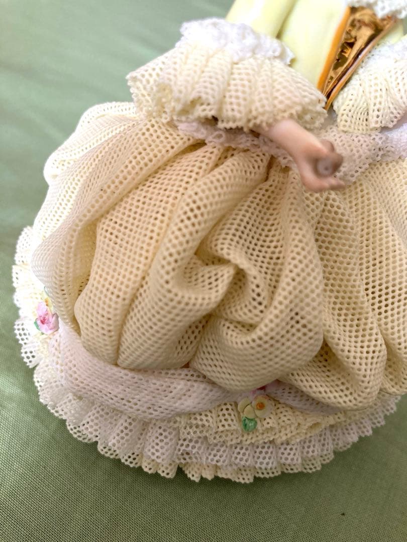 美品アイリッシュドレスデン 高級レース陶器人形/フィギュリン 卵色ドレス　大きめ