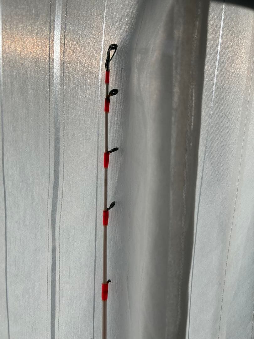 【美品】釣竿　底もの用￼ 赤いスピニングロッド