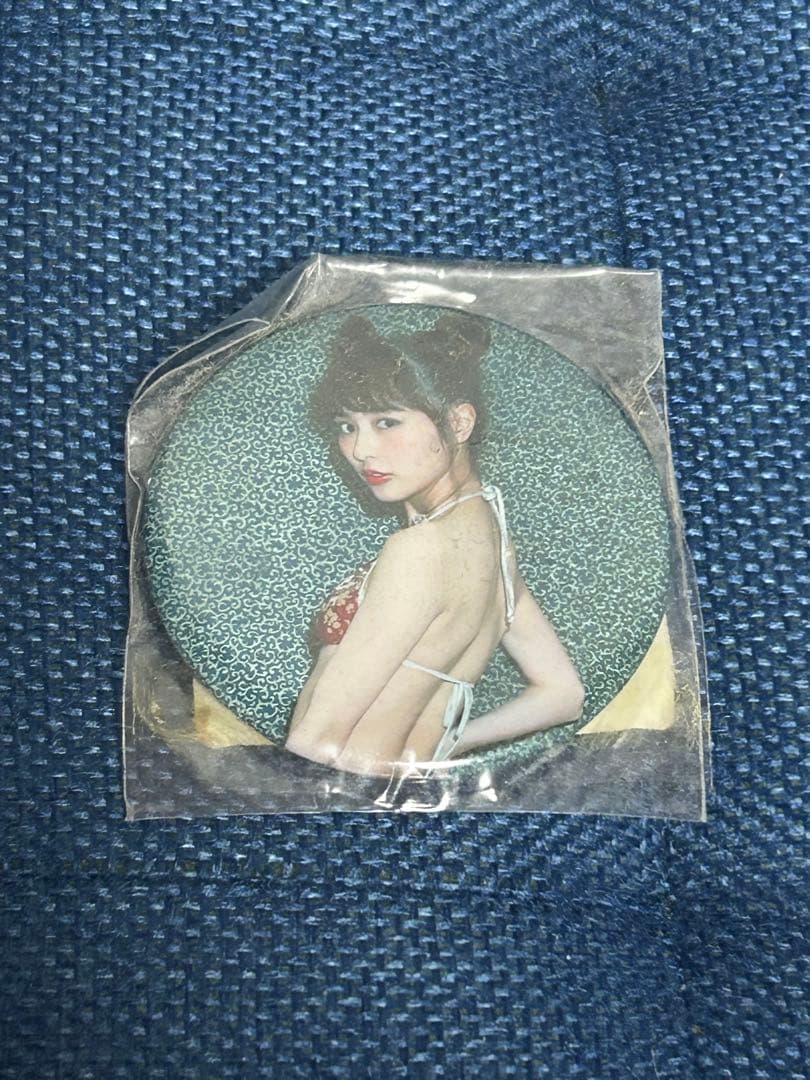 内田理央 サイン入り写真＋缶バッチ