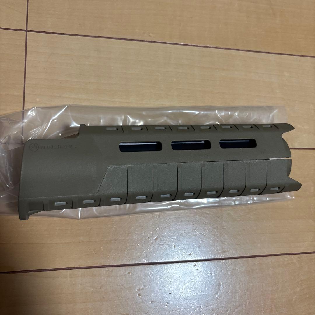 実物MAGPUL MOE SL HAND GUARD カービン長 FDE