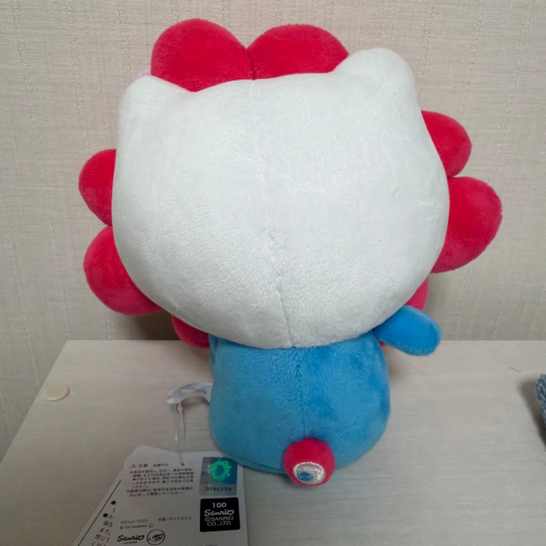 関西万博 サンリオ　ミャクミャク　なりきりぬいぐるみ　M サイズ　ハローキティ