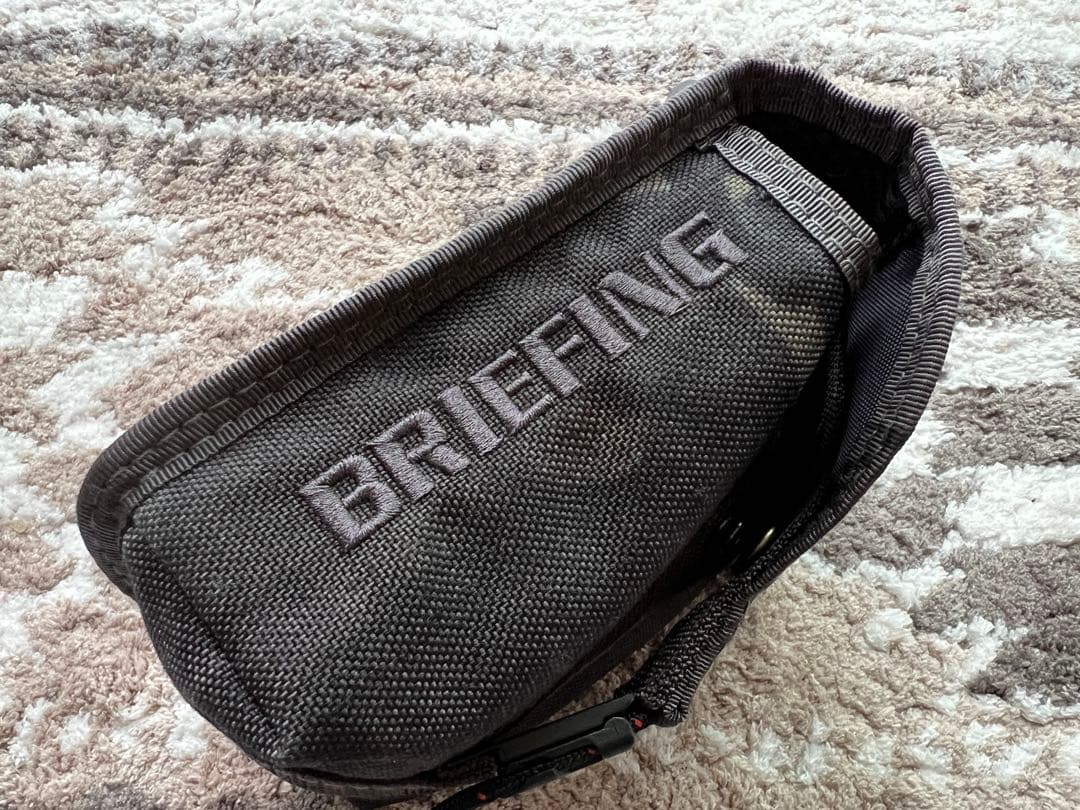 お*！様 BRIEFING ブラックナイロンポーチ カラビナ付き