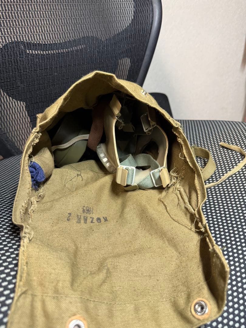 N*E様 チェコ軍　実物ガスマスク　吸収缶、バッグセット