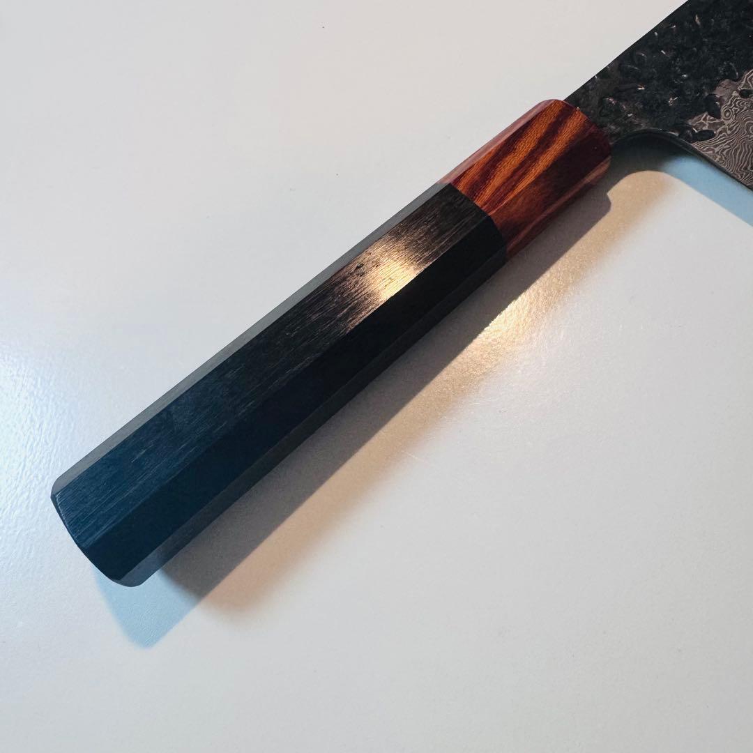 ダマスカス 和牛刀 210mm 槌目 黒仕上げ 黒檀八角柄 シェフナイフ