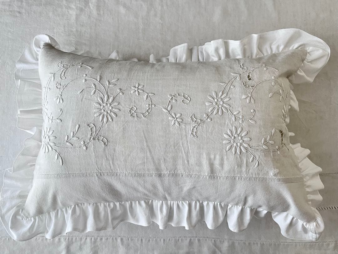【美品】フランスアンティーク 手刺繍花模様 フリルクッションカバー [3150]