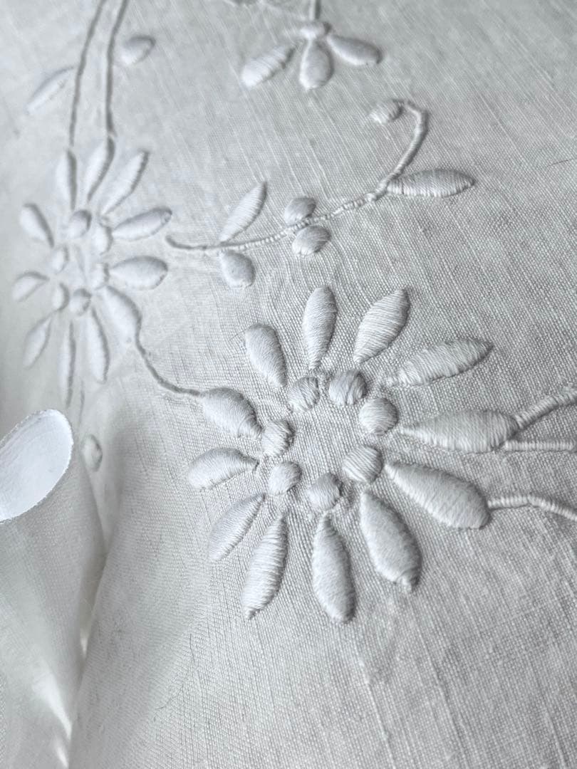 【美品】フランスアンティーク 手刺繍花模様 フリルクッションカバー [3150]