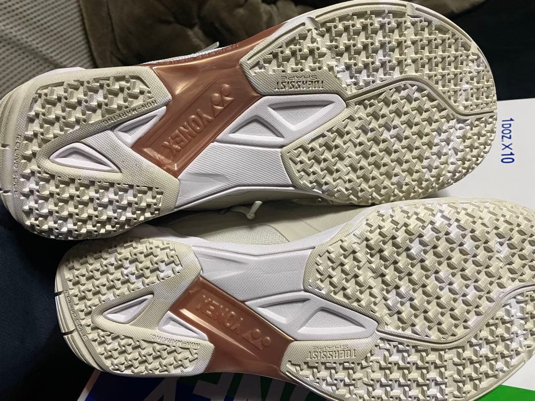 YONEX ホワイト バドミントンシューズ
