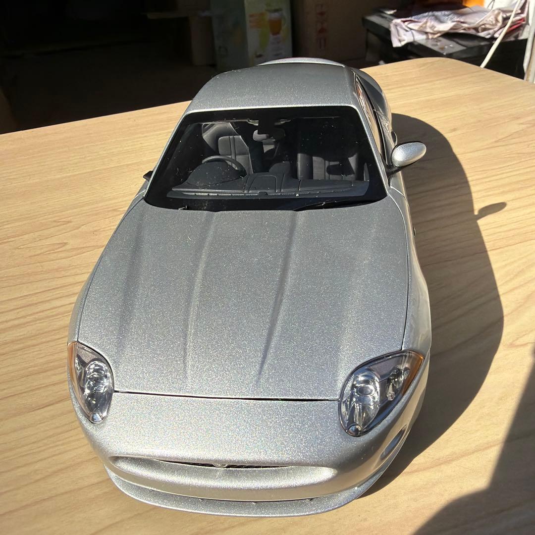 シルバーカラーの「オートアート 1/18 ジャガー XK クーペ」ダイキャ
