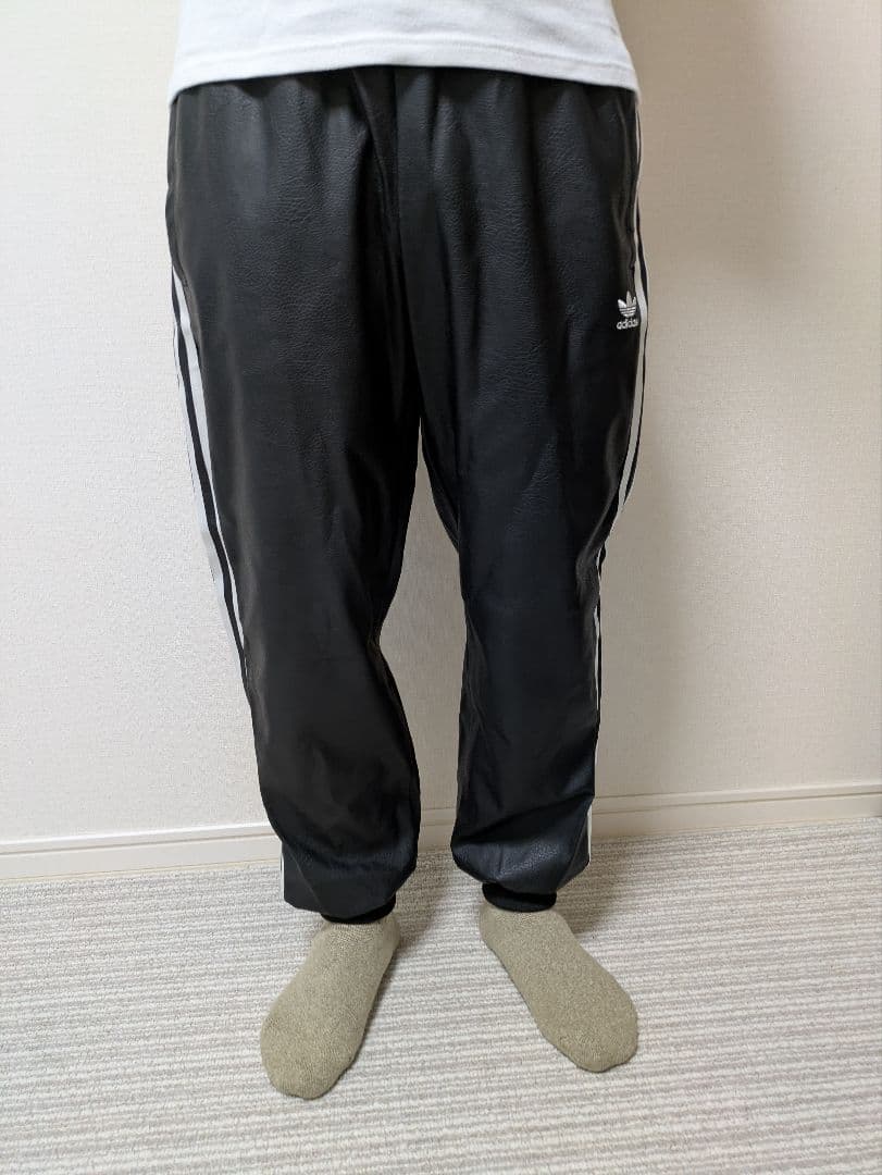 adidas 合皮ブラック ストライプ ジャージパンツ