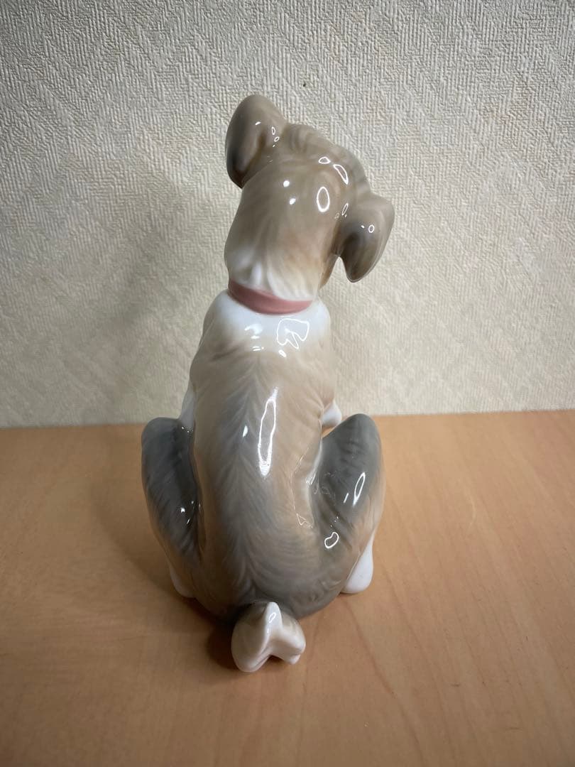 リヤドロ ポーセリン製フィギュア「犬とカタツムリ」