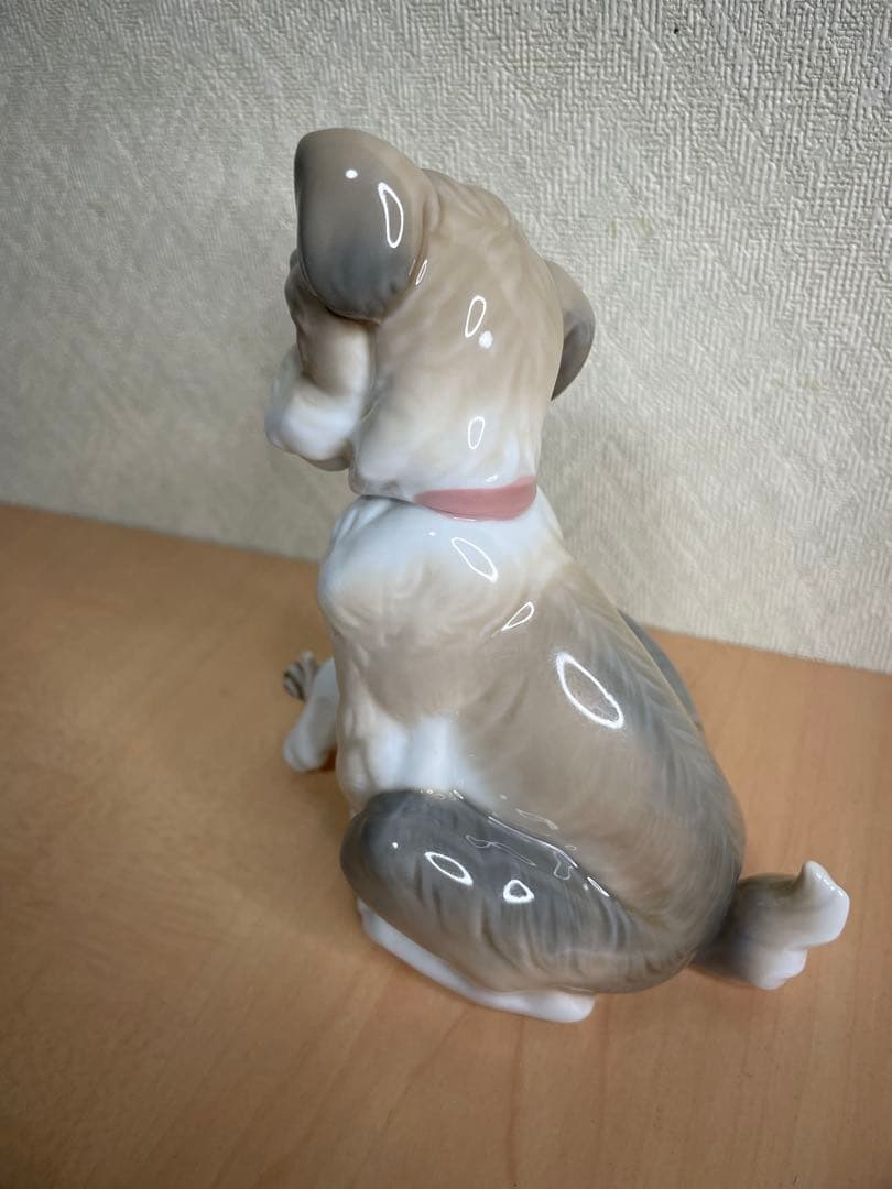 リヤドロ ポーセリン製フィギュア「犬とカタツムリ」