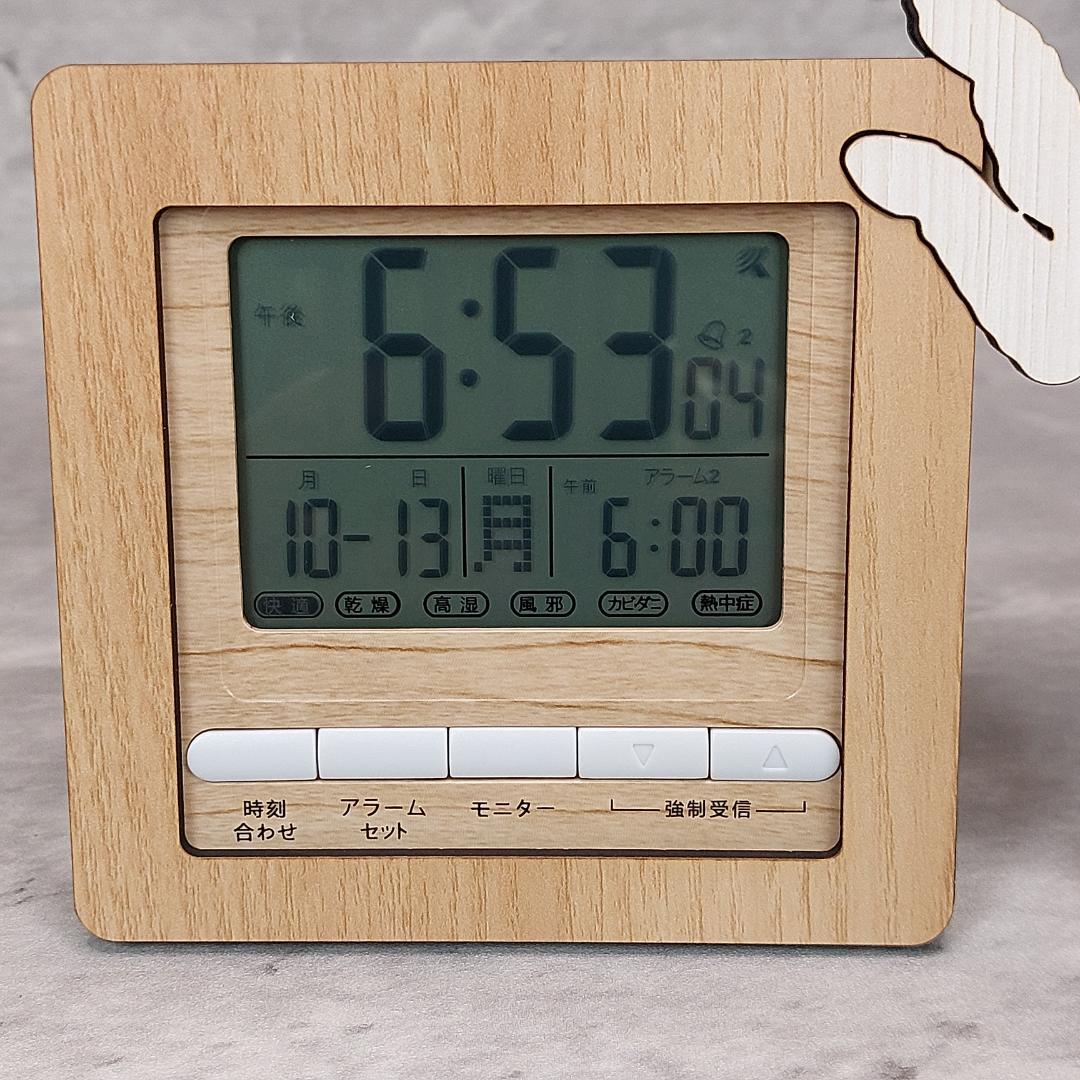 【電波時計】ワンちゃんが寄り添う電波デジタル時計 ― トイプードル　白　クリーム
