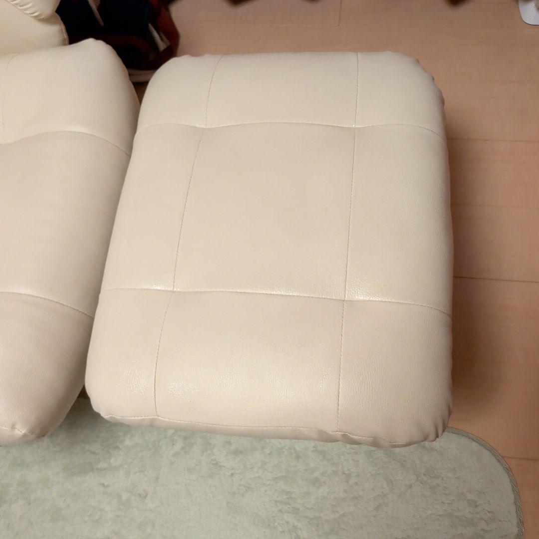 クリーム色 リクライニングチェア回転式＆オットマン付き美品 ２セット有ります。