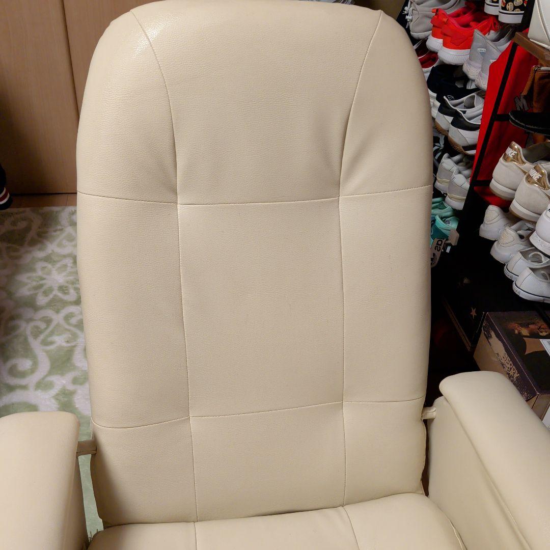 クリーム色 リクライニングチェア回転式＆オットマン付き美品 ２セット有ります。