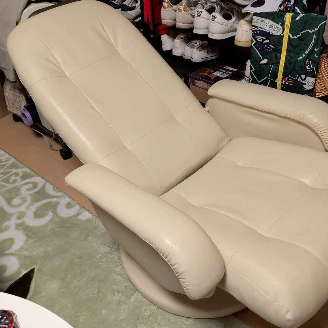 クリーム色 リクライニングチェア回転式＆オットマン付き美品 ２セット有ります。
