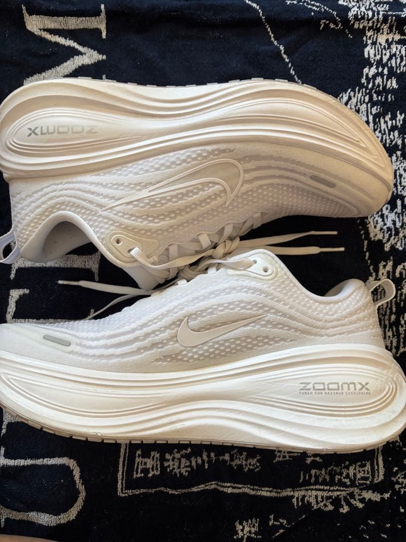 ナイキ　ボメロプラス　NIKE VOMERO PLUS