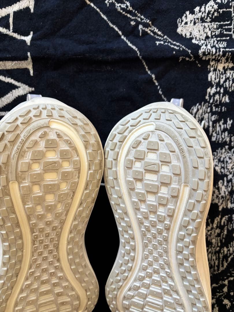ナイキ　ボメロプラス　NIKE VOMERO PLUS