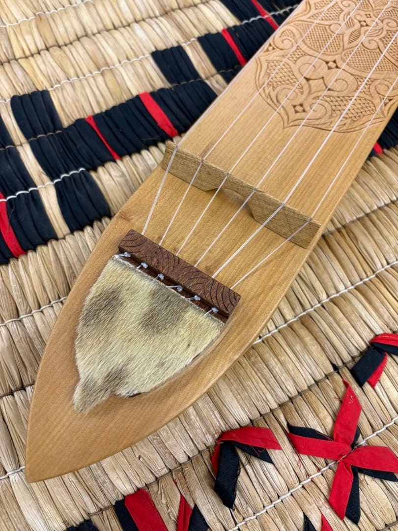 アイヌ　弦楽器　トンコリ　トンコリ工房イノンノ製　三味線弦　美品　6弦琴　彫刻入