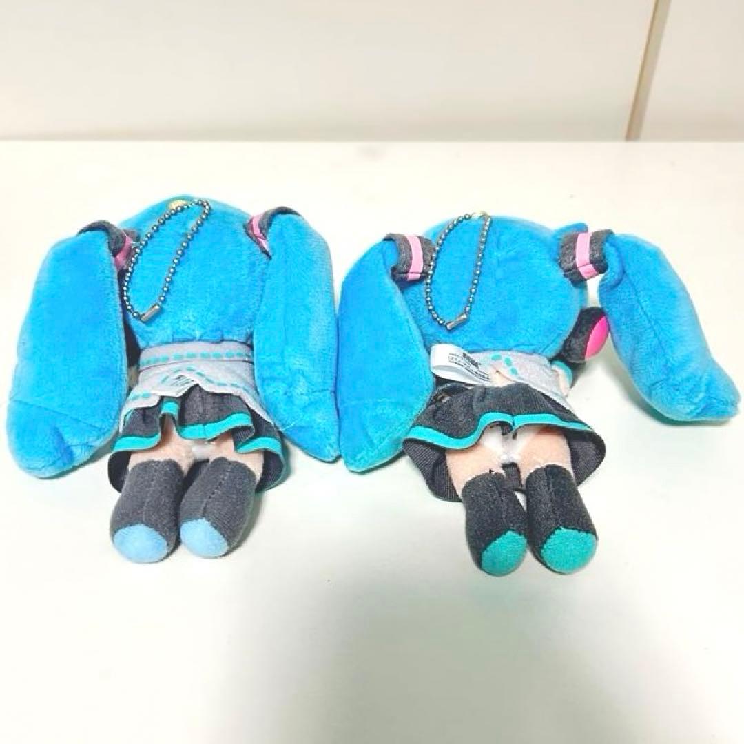 【レア】 2018年製 初音ミクシリーズ　寝そべりキーチェーンマスコット 2個