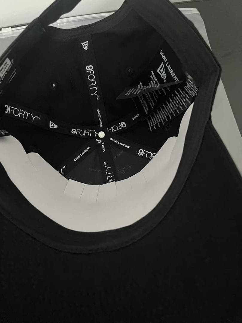 YSL黒いキャップ