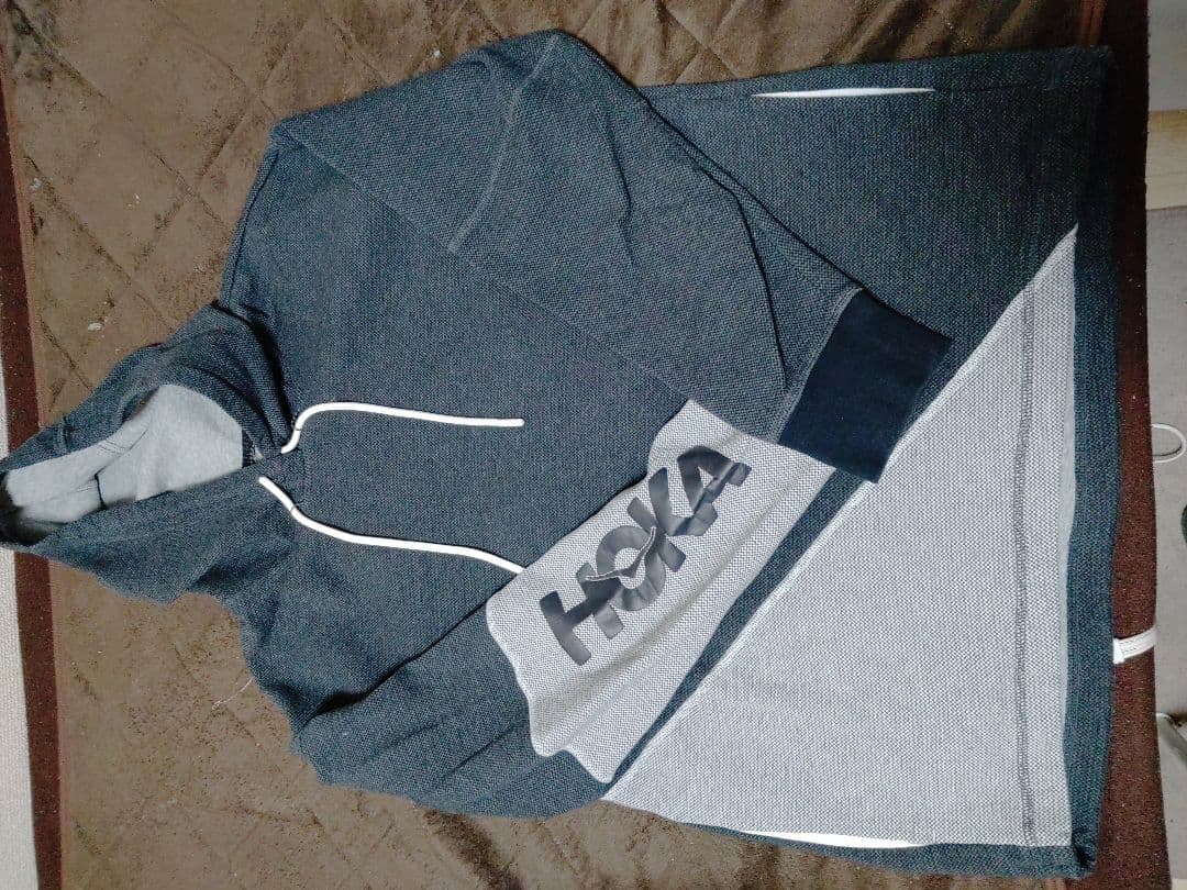 HOKA アシンメトリックデザイン パーカー