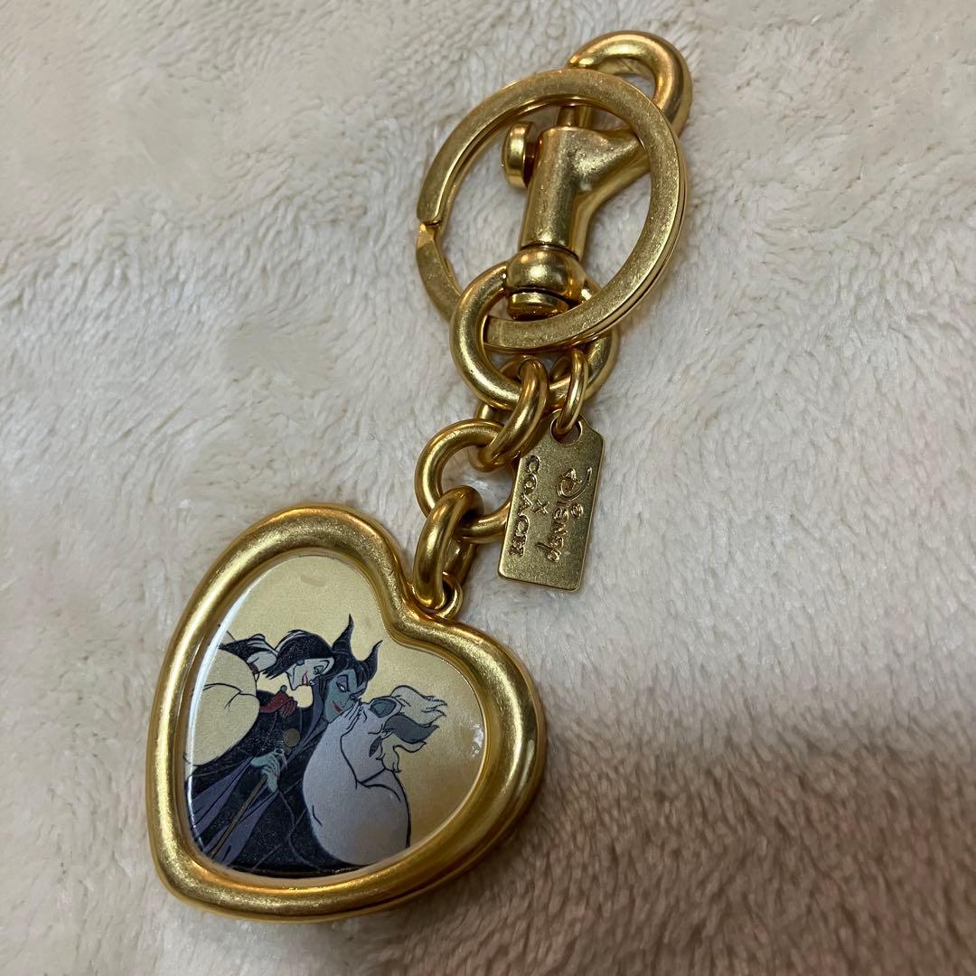 キーホルダー・アクリルキーホルダー COACH x Disney Villains Keychain Charm