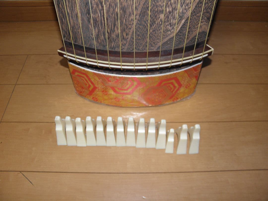 ​13弦 琴（箏）並甲 平彫り 蒔絵（松鶴） 富士形琴柱14個・尾布付き
