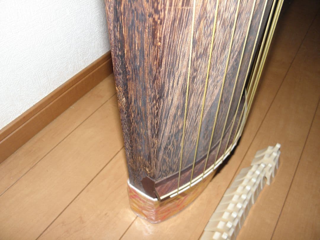 ​13弦 琴（箏）並甲 平彫り 蒔絵（松鶴） 富士形琴柱14個・尾布付き