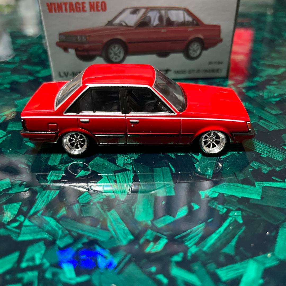 トミカリミテッドヴィンテージ　カリーナ　ミニカー