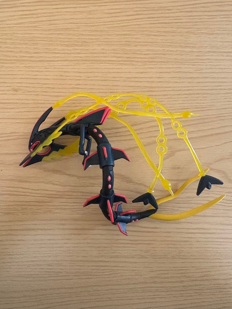 【非売品　世界1000個限定】モンコレ　黒いメガレックウザ　色違い