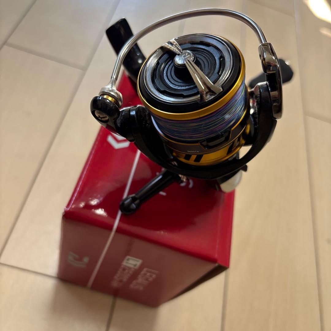 Daiwa 18レガリス LT 2500S-XH リールスタンド付き