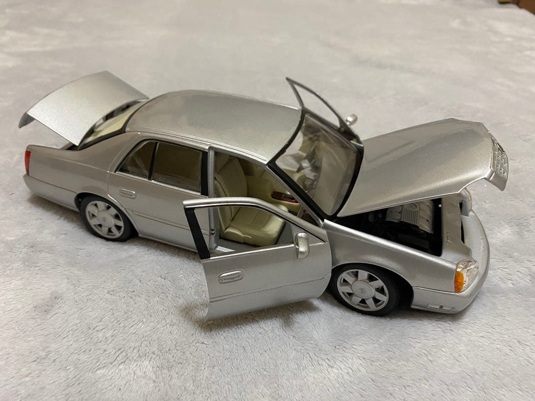 ミニカー Maisto 2000 DeVille 1/18