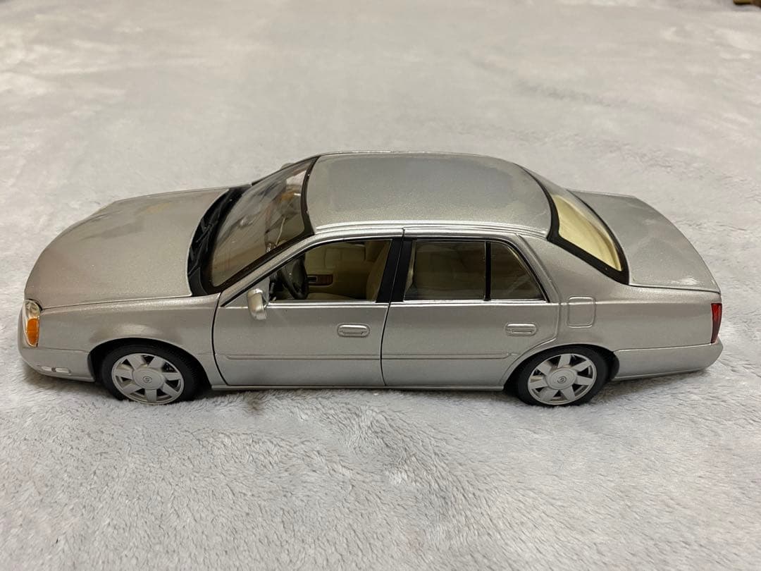ミニカー Maisto 2000 DeVille 1/18