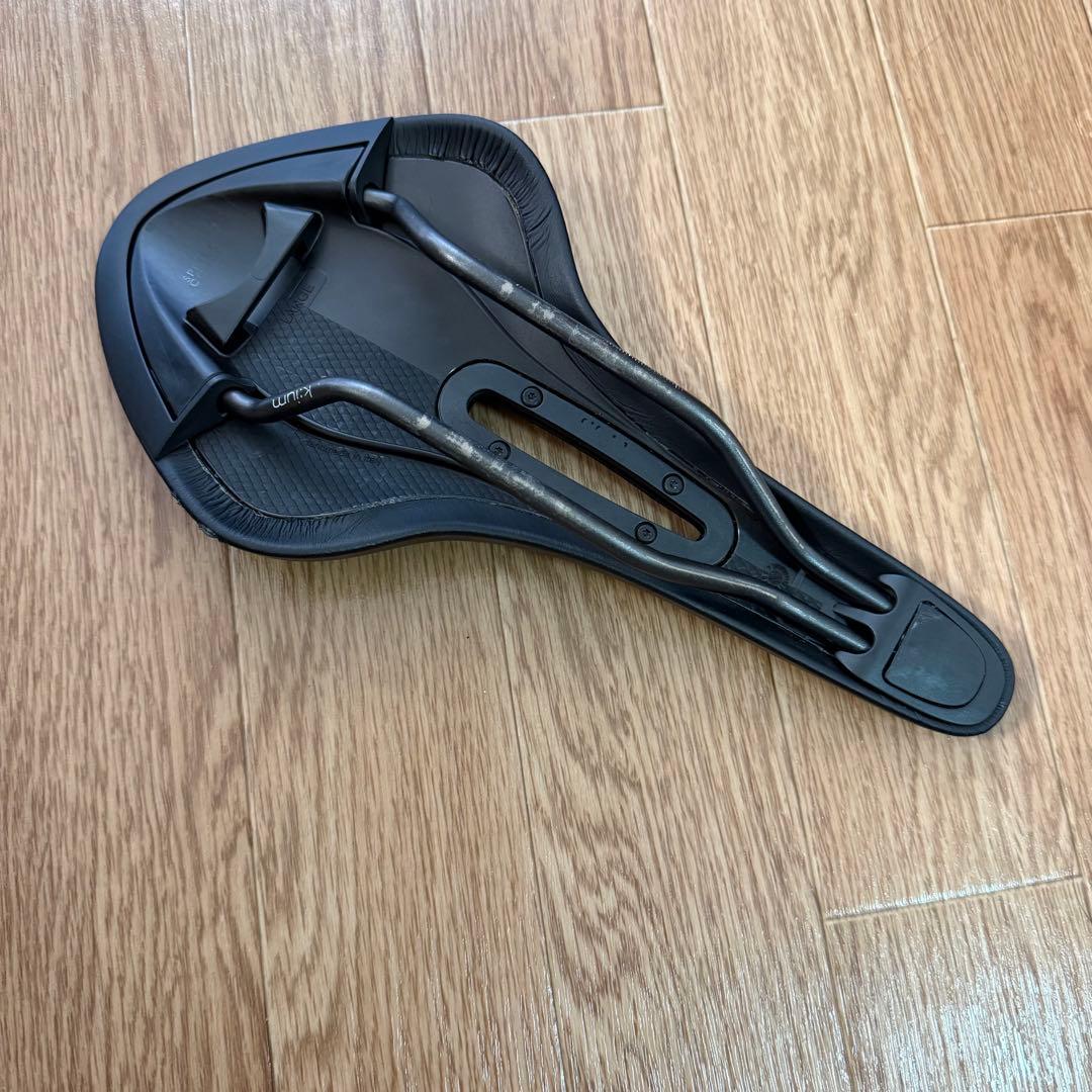 Fizik ARIONE R3 OPEN K:ium サドル