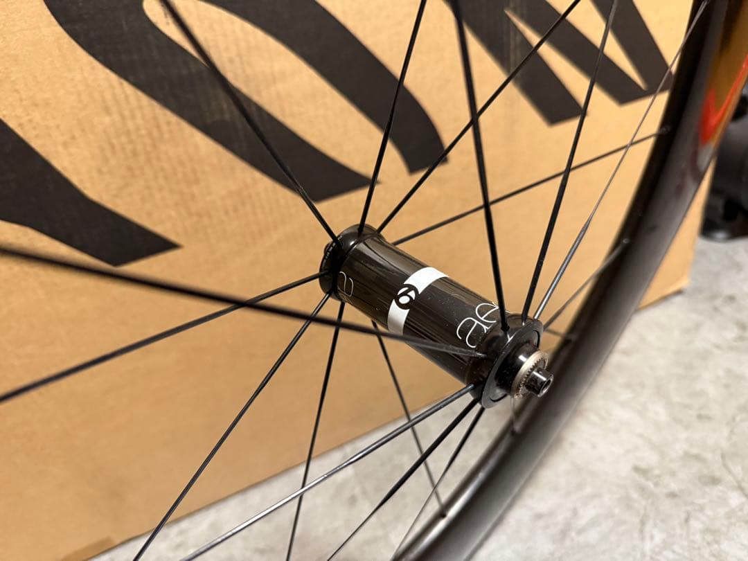 bontrager aeolus9 90mm TLR カーボンホイール　フロント
