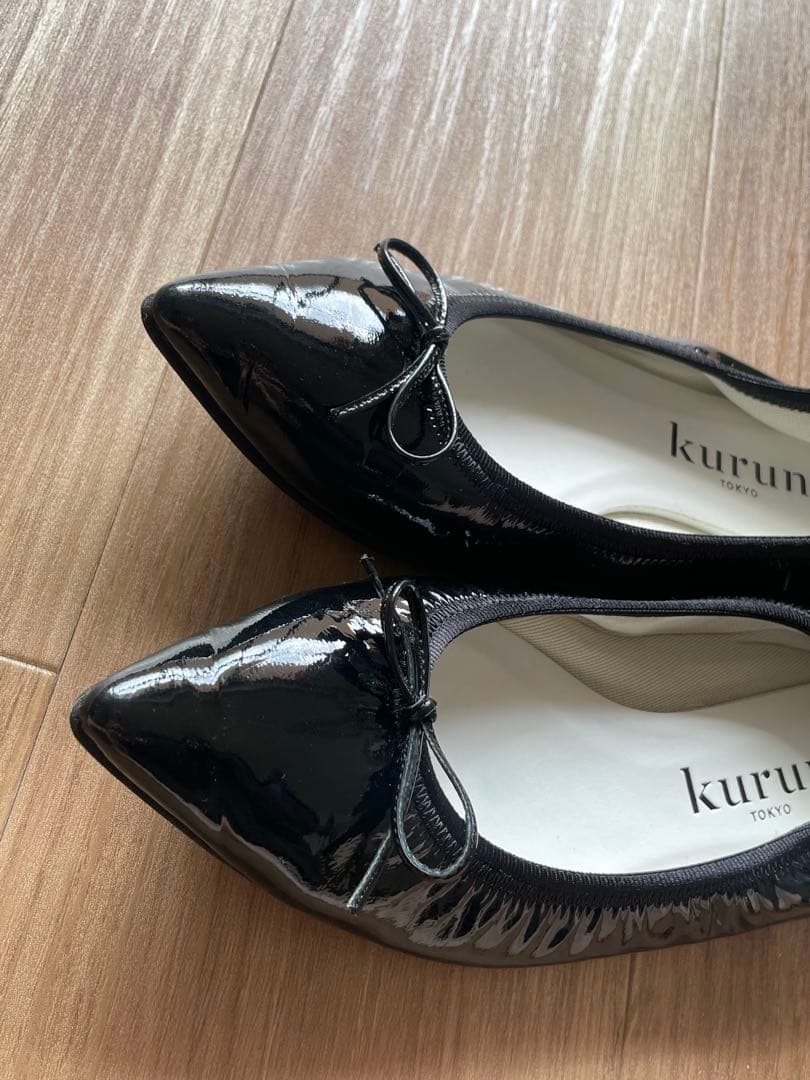 kurun エナメルブラック ポインテッドトゥ