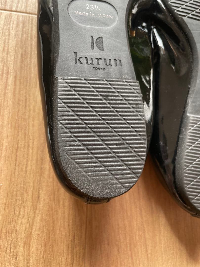 kurun エナメルブラック ポインテッドトゥ