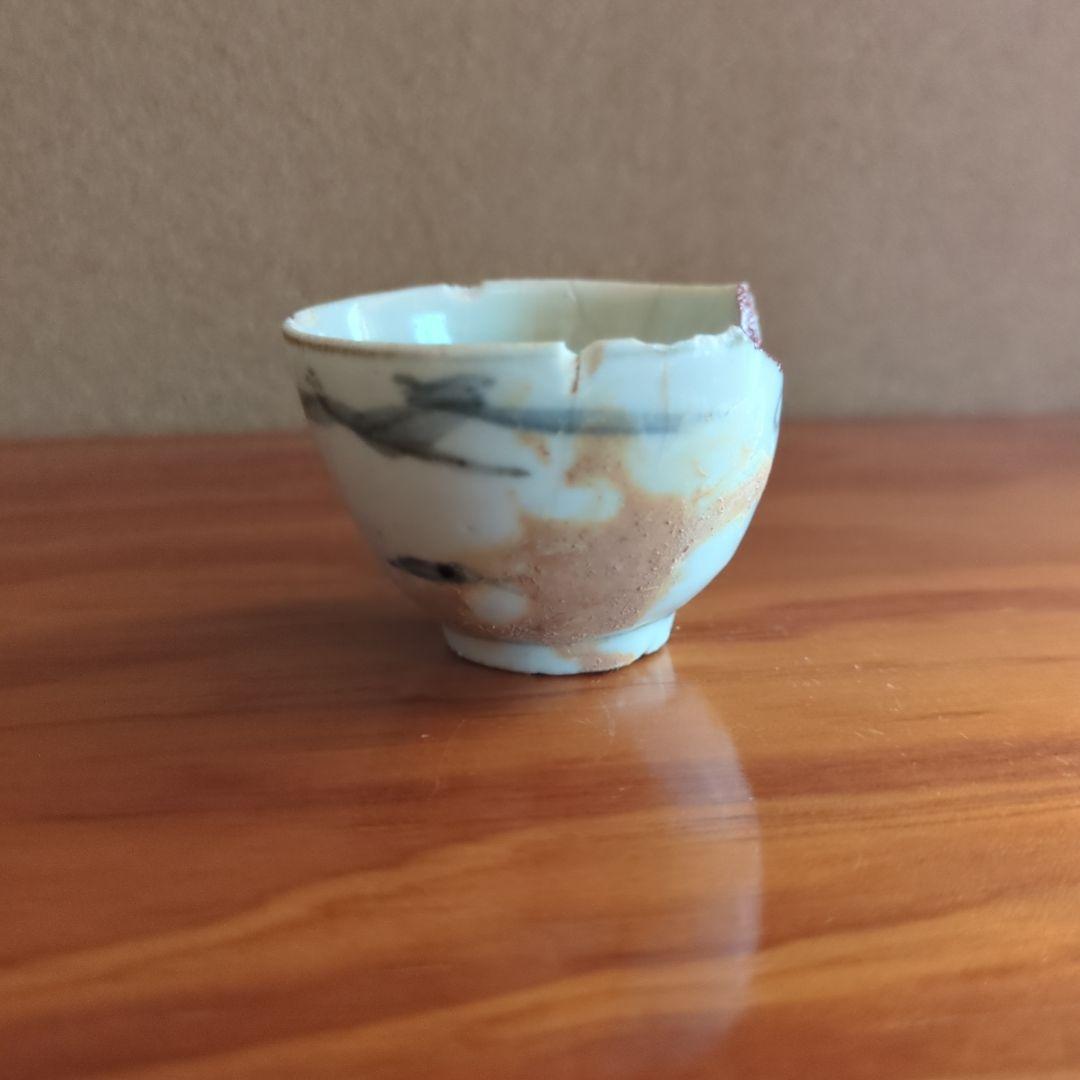 欠けあり白い陶器の盃　初期伊万里の陶片　骨董品