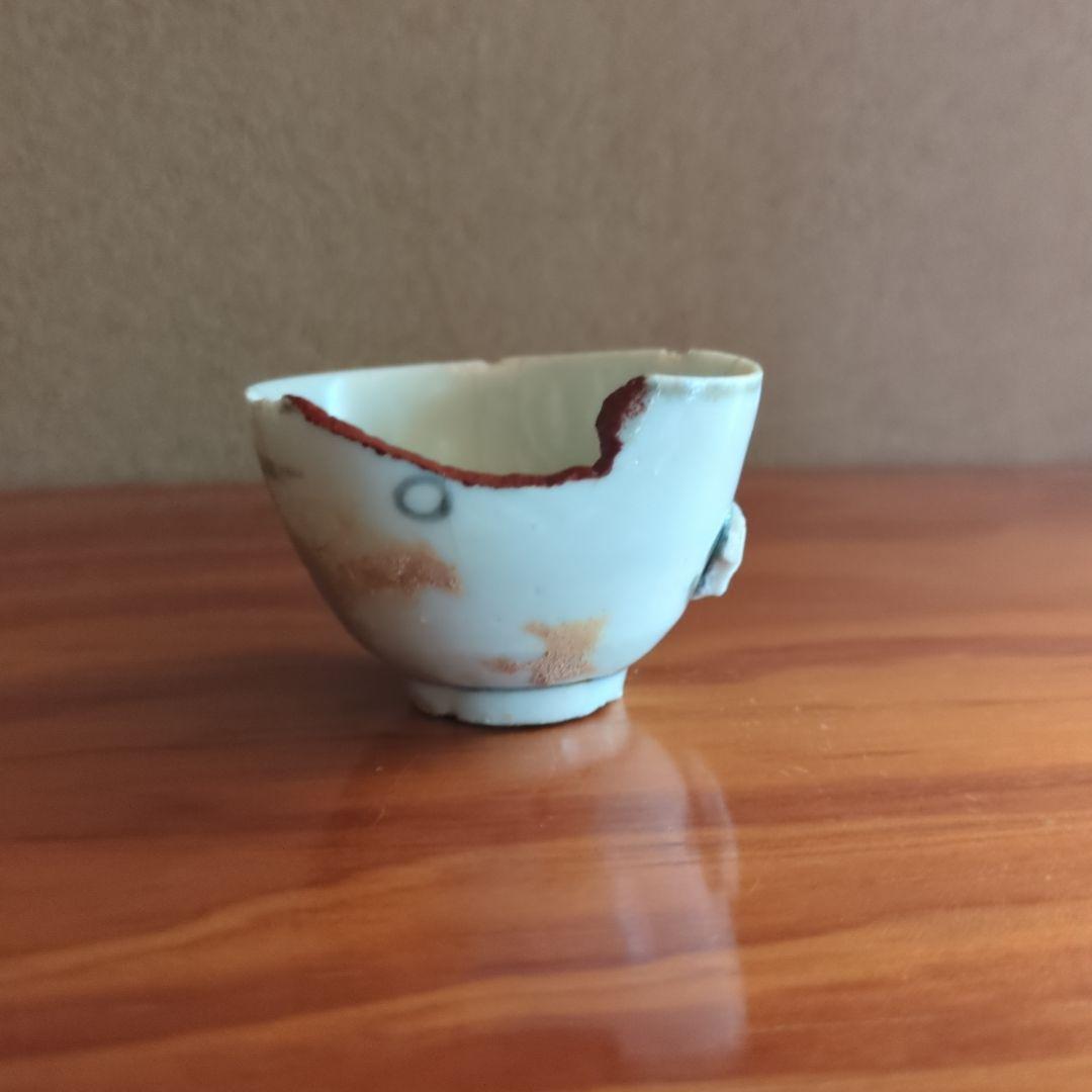欠けあり白い陶器の盃　初期伊万里の陶片　骨董品
