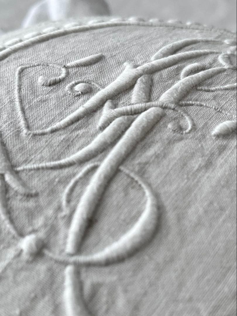 【美品】フランスアンティーク LA花文字刺繍 フリルラウンドクッション