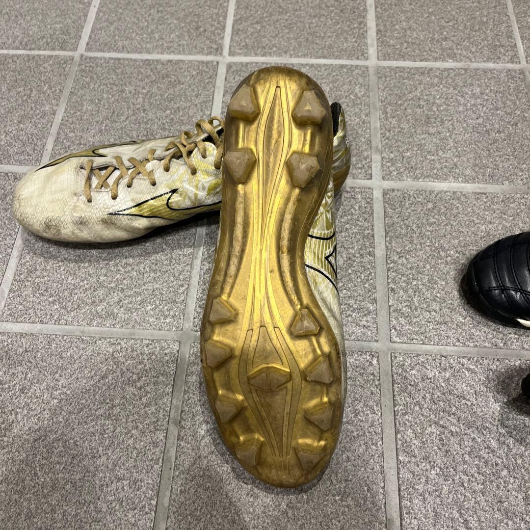 Mizuno サッカーシューズ・スパイク ホワイト/ゴールド、アンブロ