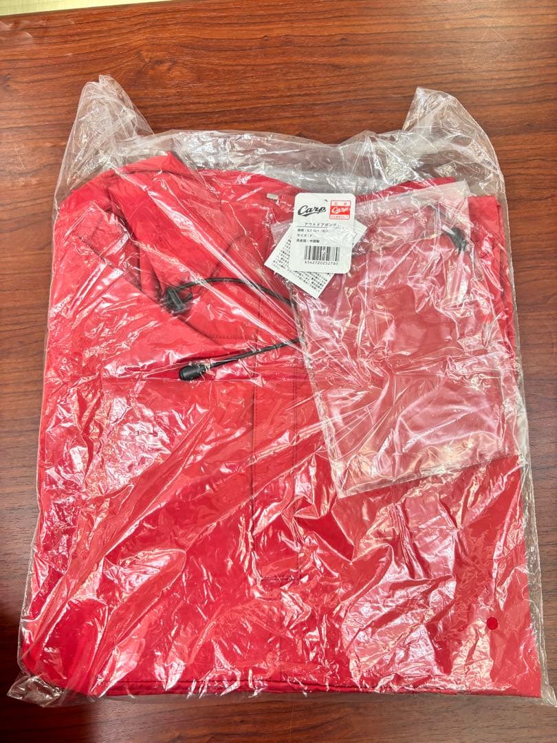 未開封新品　カープ アウトドアポンチョ 収納袋付き　送料込み