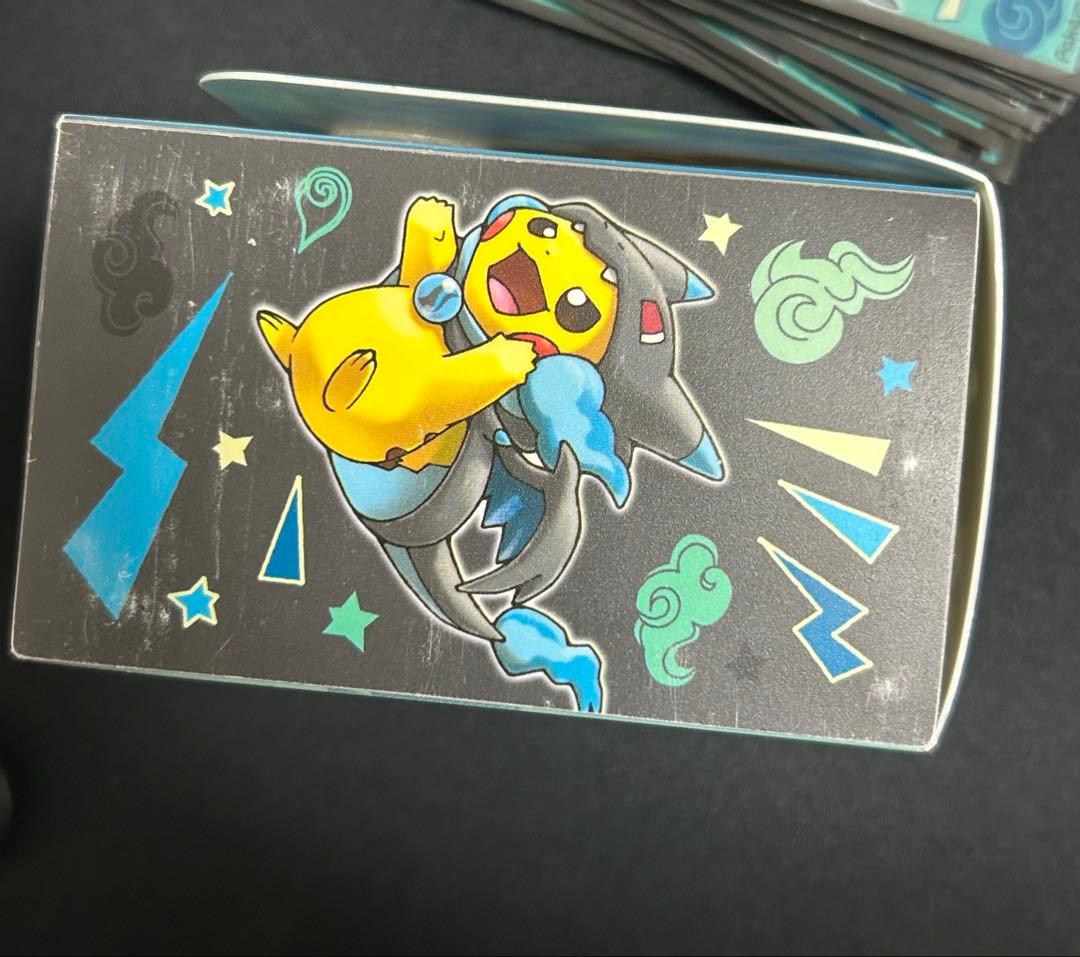 ポケモンカード　ポンチョを着たピカチュウ　デッキケース&スリーブ