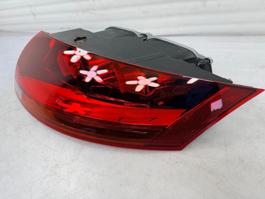 アウディ TT 8J 純正 右テールランプ 8J0945096C E-74