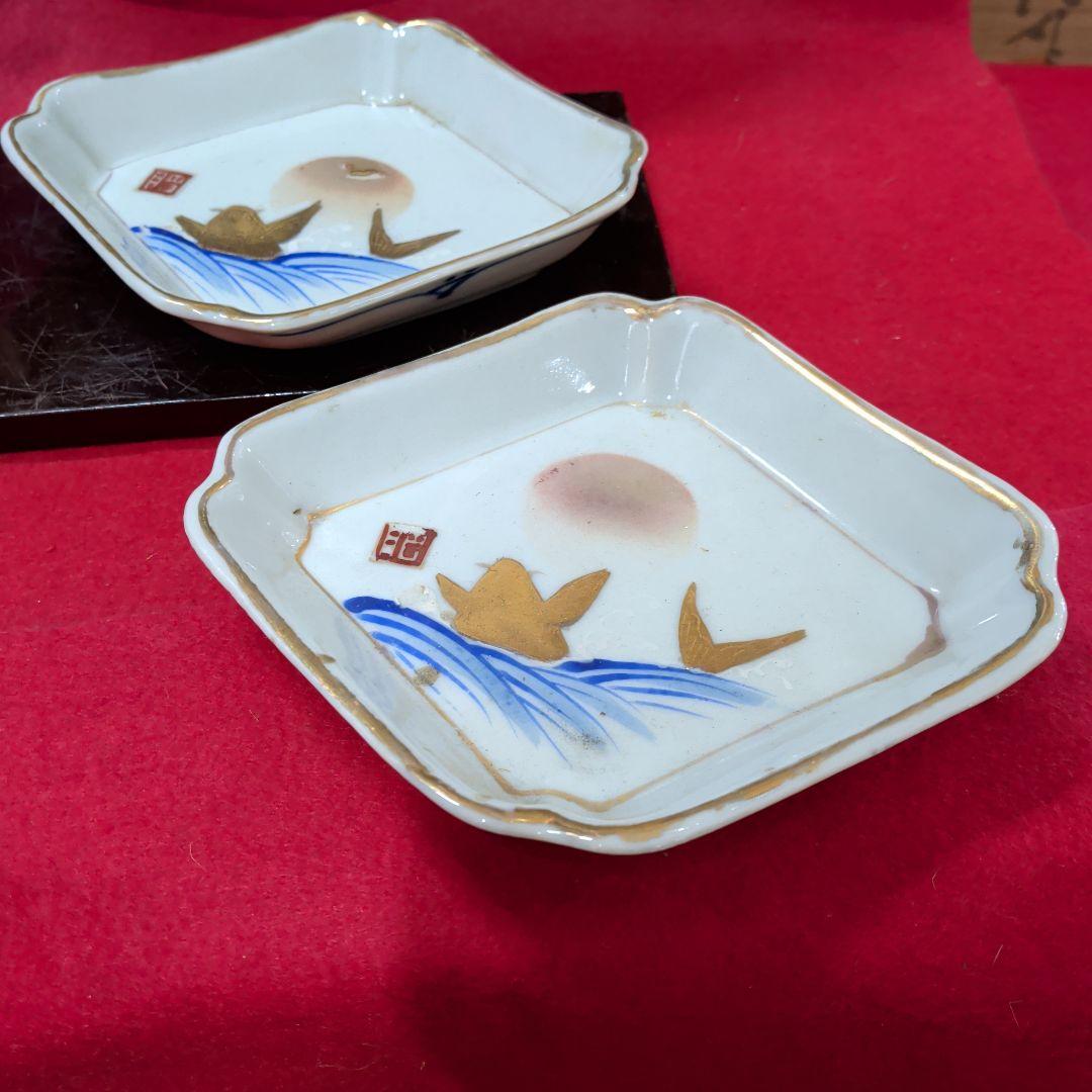 初期伊万里の様です。金色の鳥と波模様の陶器皿2枚セットです‼️