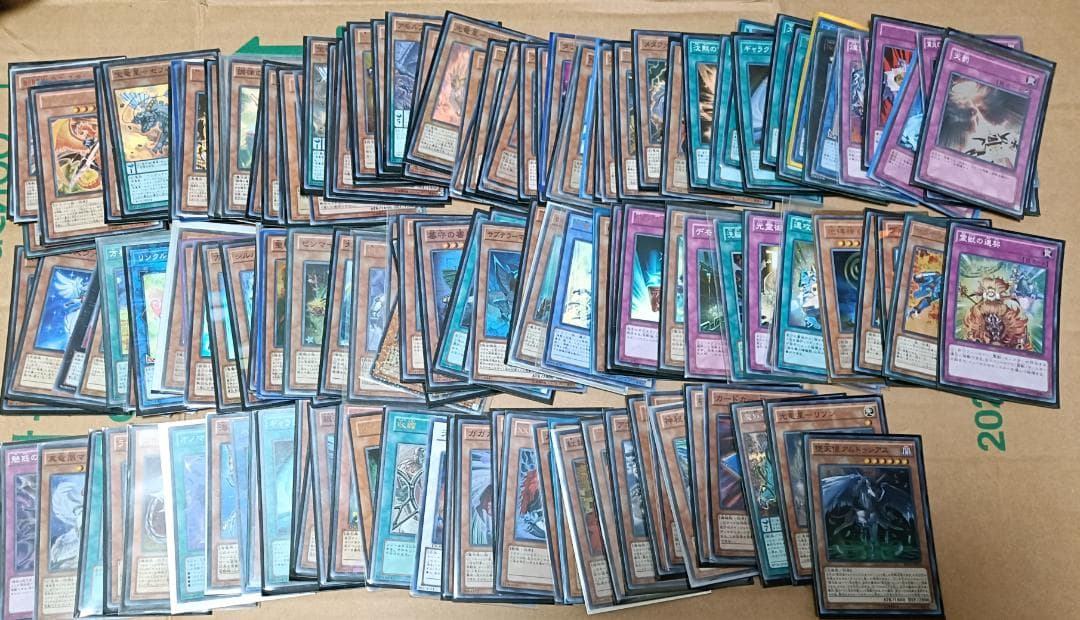 大特価　遊戯王 ほぼ初版SR以上約500枚+高価N+スリーブまとめ売り【引退品】