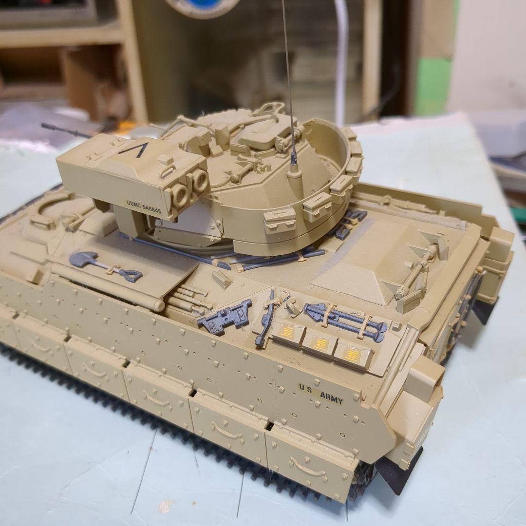 タミヤ1/35スケール アメリカM2A20DSデザートブラッドレー完成品