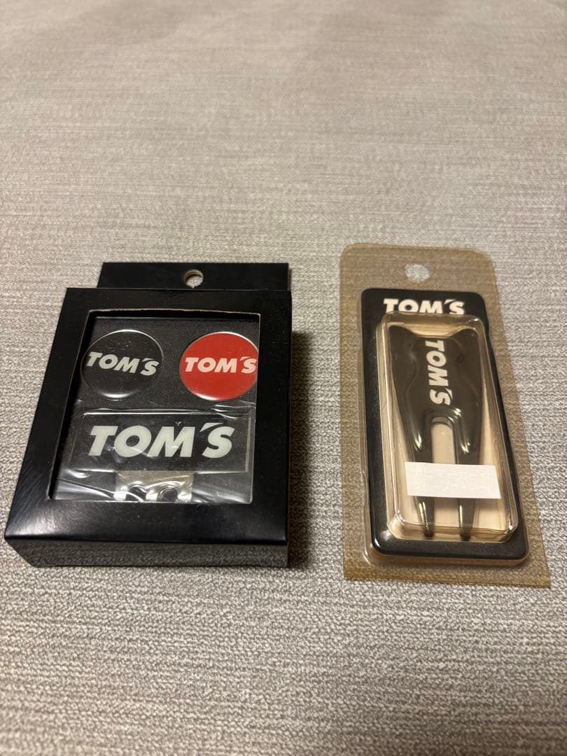TOM'S ゴルフアイテムセット　ボール、マーカー、グリーンフォーク