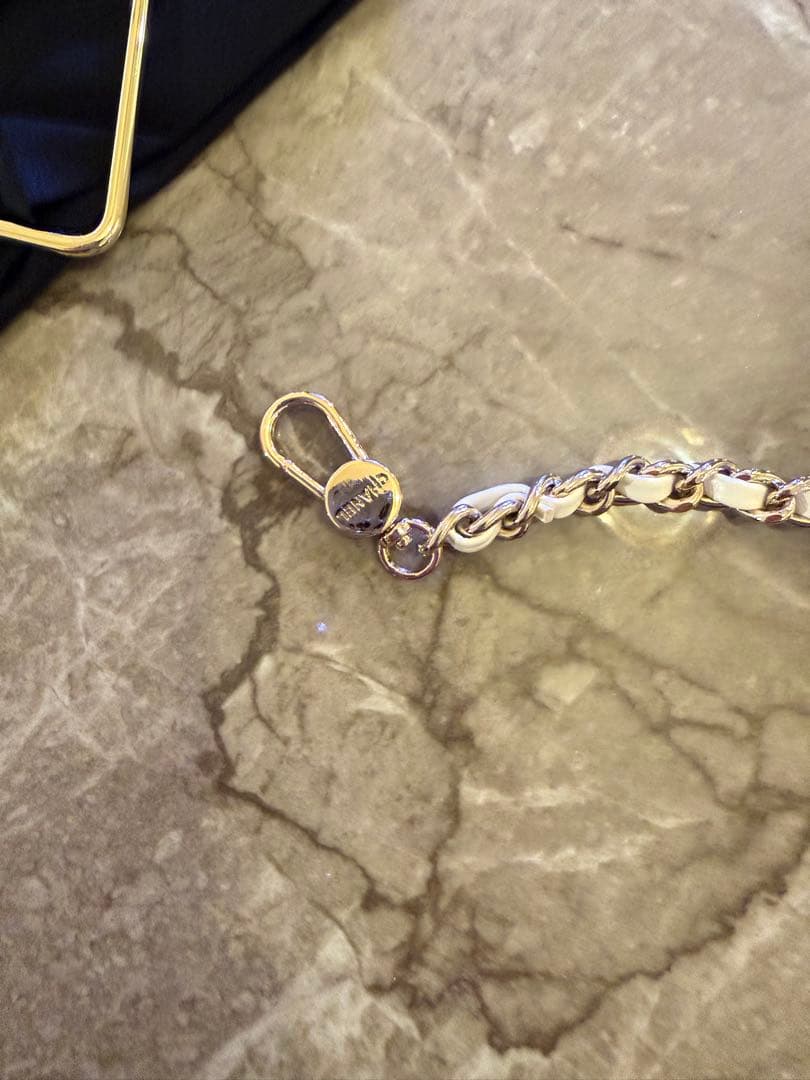 シャネル　CHANEL パース　まる　円形　キルト　白黒　ノベルティ　新