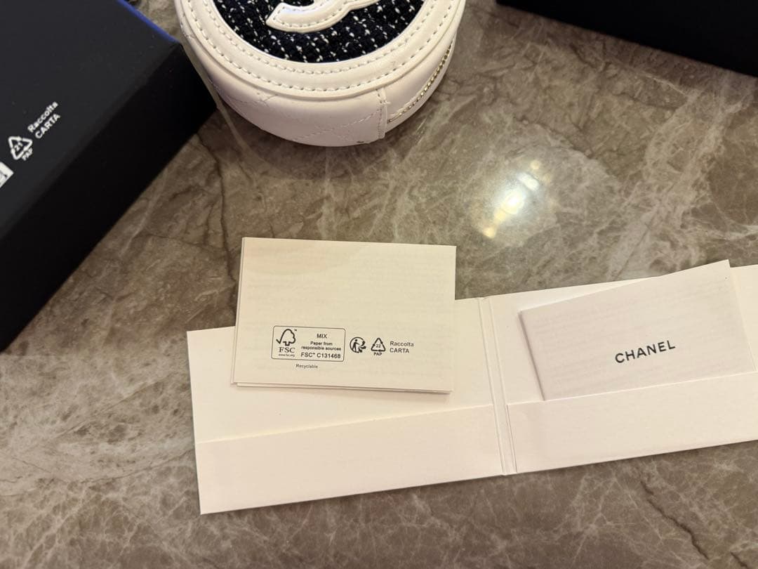 シャネル　CHANEL パース　まる　円形　キルト　白黒　ノベルティ　新